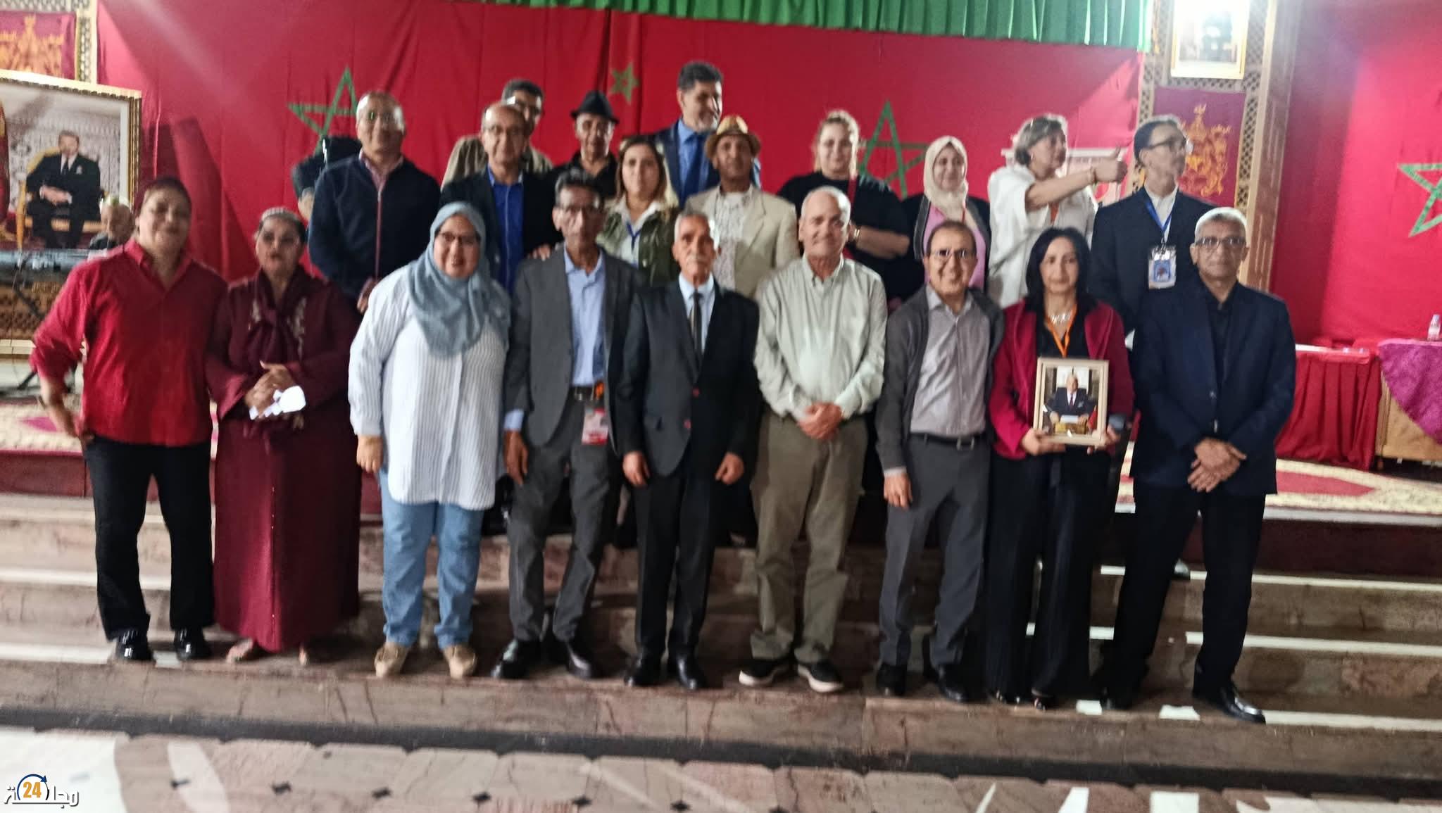 الزجل يتعلم في الصخور السوداء… والمهدي العويدي يوقّع الفرح بالكلمة الساخرة