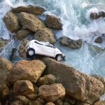 معطيات جديدة…الابنة كانت تقود السيارة في نزهة عائلية انتهت بسقوط من الأعلى بالجرف الأصفر 