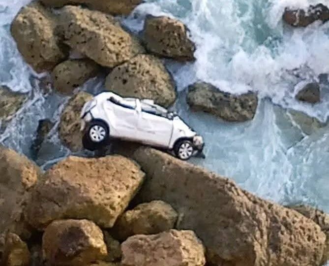 معطيات جديدة…الابنة كانت تقود السيارة في نزهة عائلية انتهت بسقوط من الأعلى بالجرف الأصفر 