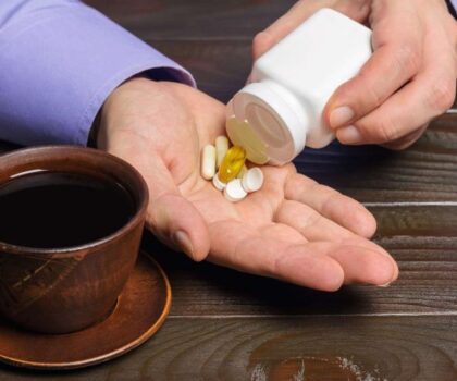 تحذيرات طبية من خلط القهوة بالمكملات الغذائية لتأثيرها السلبي على امتصاص الفيتامينات والمعادن
