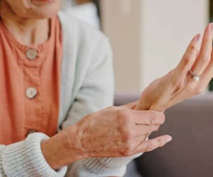 دراسة طبية: أمراض القلب تزيد من خطر كسور العظام لدى النساء بعد انقطاع الطمث