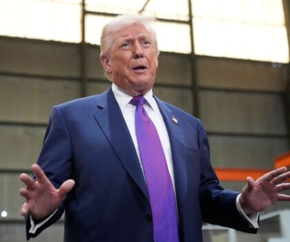 ترامب يتوقع اتفاقا قريبا مع طهران ويهدد باستهداف بنيتها التحتية وتأمين سلاح للمحتجين