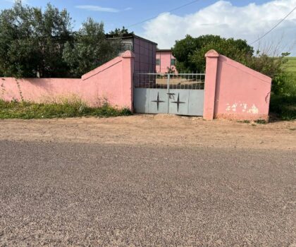 من سيدي الذهبي إلى مديرية سطات.. مدرسة “بني إيمان” خارج أجندة التنمية وصرخات الاستغاثة تتعالى: هل ننتظر فاجعة لترميم الجدران وتأمين الطريق؟