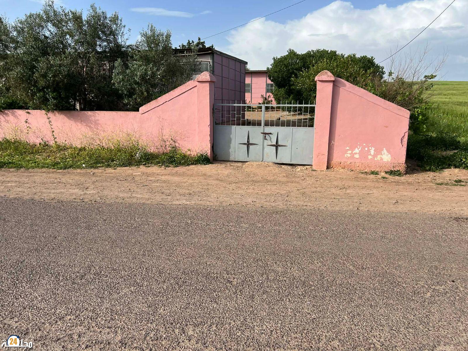 من سيدي الذهبي إلى مديرية سطات.. مدرسة “بني إيمان” خارج أجندة التنمية وصرخات الاستغاثة تتعالى: هل ننتظر فاجعة لترميم الجدران وتأمين الطريق؟