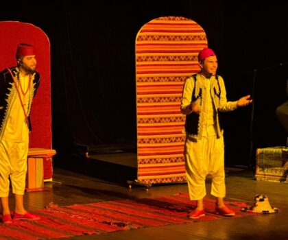 ليلة مسرحية مميزة بابن أحمد.. “سميميع الندى” يعيد سحر الحكاية الشعبية إلى الخشبة