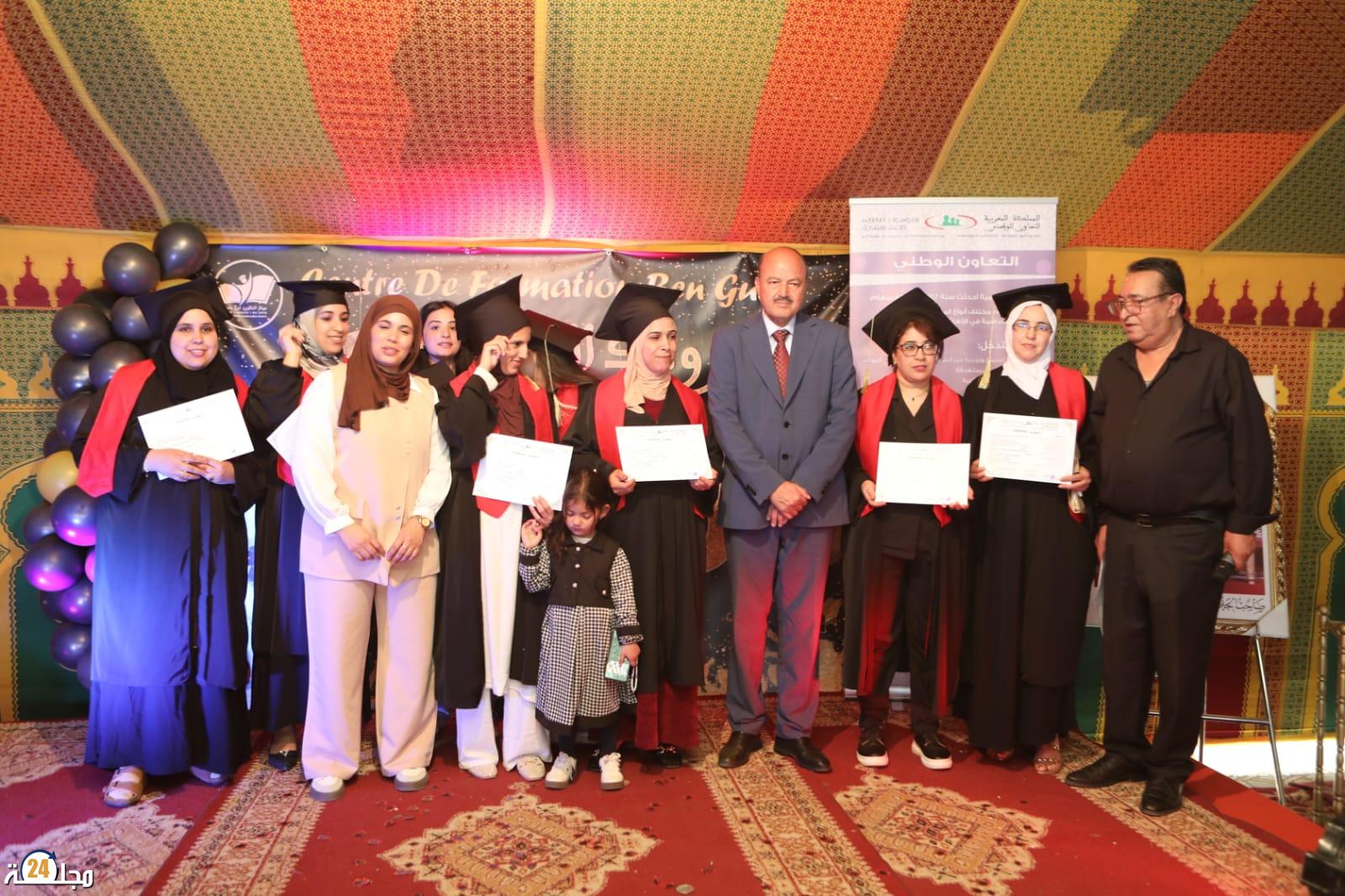 توزيع الدبلومات على خريجي مركز التكوين بابن جرير خلال حفل التخرج لسنة 2025.