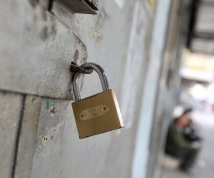 إضراب شامل يطوق الضفة الغربية رفضا لقانون إسرائيلي يتيح إعدام الأسرى الفلسطينيين