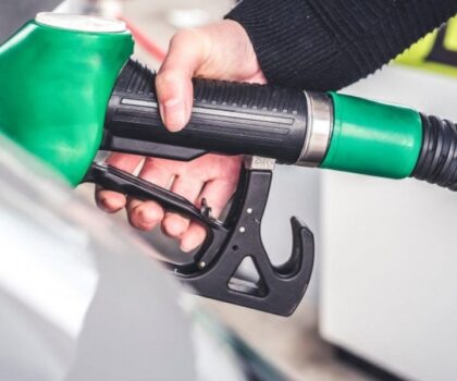 المحروقات على صفيح ساخن..فوضى بالمحطات و إتهامات لشركات التوزيع بصناعة الأزمة