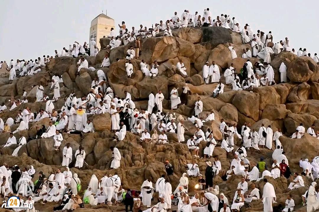 توافد مئات الآلاف من الحجاج إلى جبل عرفات لأداء الركن الأعظم وسط أجواء حارة