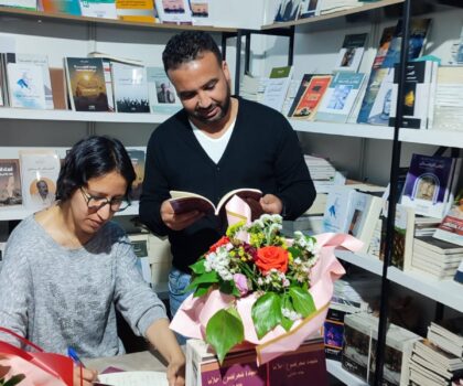 عتيدةٌ تضوع أحلاماً… بهيجة حساني تُبحر بزوار معرض الرباط نحو ضفاف الشعر والرؤى