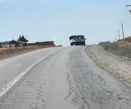 الطريق الجهوية 206 بين بن جرير وسيدي بنور تتحول إلى “فخ للموت” وسط مطالب عاجلة بالتدخل