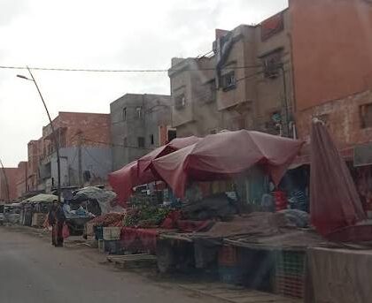 آيت عميرة.. فوضى احتلال الملك العمومي تخنق الأرصفة وتؤرق الساكنة