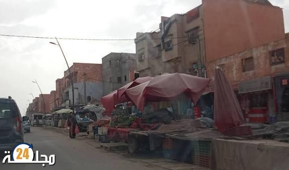 آيت عميرة.. فوضى احتلال الملك العمومي تخنق الأرصفة وتؤرق الساكنة
