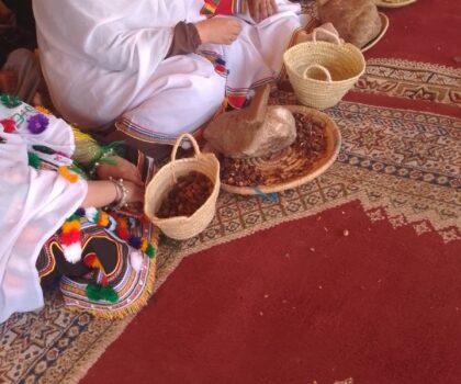 زينة المودن تُشرف اشتوكة آيت باها وتتوج بالمرتبة الثالثة وطنياً في مسابقة تكسير نواة الأركان بالصويرة