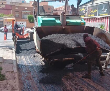 المجلس الجماعي لابن أحمد يطلق أشغال تزفيت الأزقة والدروب لتعزيز البنية التحتية وتحسين ظروف التنقل