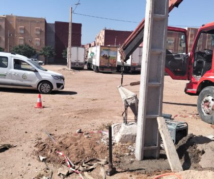 تدخل عاجل لإصلاح عمود كهربائي مهدد بالانهيار بحي الفتح بمدينة بات ملول