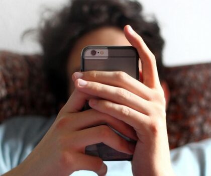 طبيب يحذر من مخاطر الإفراط في استخدام الأجهزة الرقمية على صحة الشباب