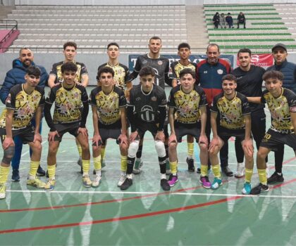 أحداث مؤسفة تعصف بلقاء كروي بين تطوان وطنجة وتطرح تساؤلات حول التحكيم