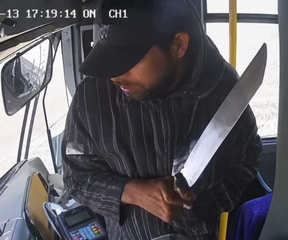 الدرك الملكي بالجديدة يوقف أخطر مبحوث عنه بأولاد حسين بعدما حط “جنوية” على عنق سائق حافلة