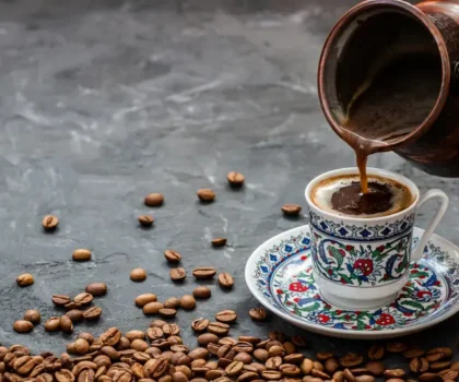 الكافيين: أكثر من مجرد منبه، أمل جديد لاستعادة الذاكرة بعد الحرمان من النوم