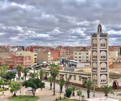 العثور على جثة في حالة تحلل داخل صندوق قرب المسجد الأعظم ببن أحمد يستنفر السلطات