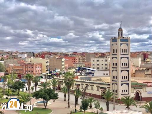 العثور على جثة في حالة تحلل داخل صندوق قرب المسجد الأعظم ببن أحمد يستنفر السلطات