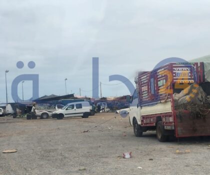 احتلال موقف السيارات بسوق الحمراء يثير استياء الزوار ومستعملي الطريق بإقليم الجديدة