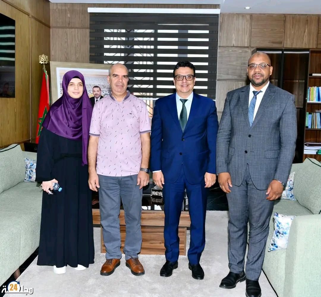 عامل إقليم الرحامنة يستقبل المتفوقة آية شكري بعد تصدرها نتائج البكالوريا بجهة مراكش آسفي
