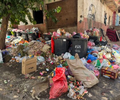 أصابع اتهام تشير أن جماعة سطات  هي السبب في إغراق المدينة بالأزبال