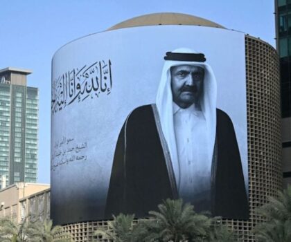 لوموند الفرنسية: هكذا حول الأمير الراحل الشيخ حمد بن خليفة قطر إلى قوة عالمية