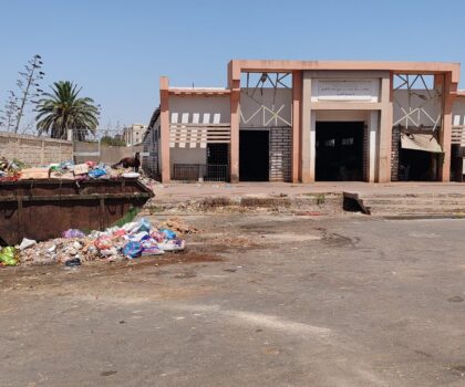 فضيحة التسيير العشوائي.. سوق نموذجي يغلق الطريق ويتحول لمطرح للنفايات وسط مطالب بالمحاسبة