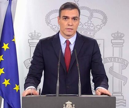 سانشيز يعزو التدفق الجماعي نحو سبتة المحتلة إلى تضليل شبكات التهريب بشأن حكم قضائي