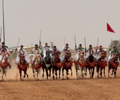 عروض “التبوريدة” تلهب حماس جمهور مهرجان تيميزار للفضة في تيزنيت.