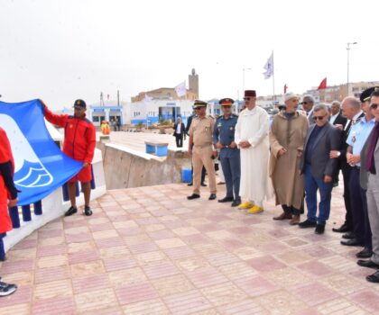 عامل إقليم تيزنيت يشرف على رفع اللواء الأزرق بشاطئ أكلو إيذانا بانطلاق الموسم الصيفي