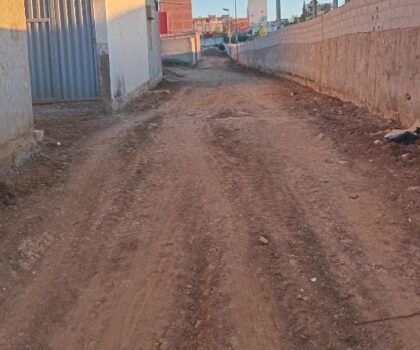 مخلفات أشغال الحفر وتأخر إنجاز مشروع ترميم أرضية تجزئة بلاد الهواري بالقصر الكبير تحاصر مواطنين ، ومطالب بتدخل السلطات