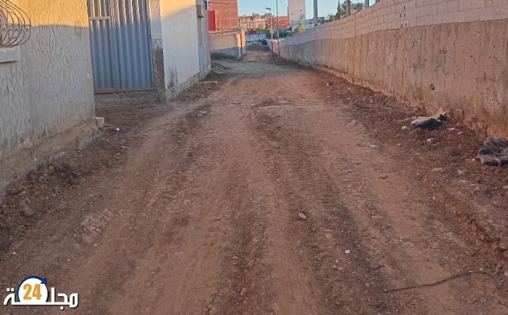 مخلفات أشغال الحفر وتأخر إنجاز مشروع ترميم أرضية تجزئة بلاد الهواري بالقصر الكبير تحاصر مواطنين ، ومطالب بتدخل السلطات