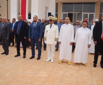 عامل إقليم سيدي إفني يترأس مراسم تحية العلم احتفاء بالذكرى السابعة والعشرين لعيد العرش المجيد.