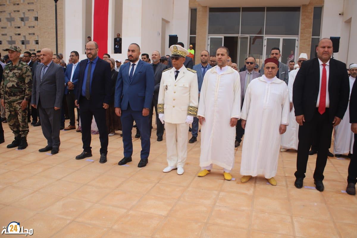عامل إقليم سيدي إفني يترأس مراسم تحية العلم احتفاء بالذكرى السابعة والعشرين لعيد العرش المجيد.