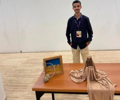 رشيد واجدو يتألق في ملتقى الوحدة الدولي للفنون التشكيلية بإبداع يحول الحجر إلى ذاكرة تنبض بالهوية والجمال