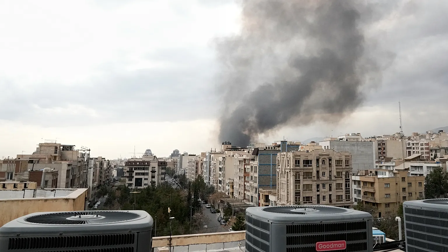 وعيد إيراني بحرق البنية التحتية في المنطقة وسط تصعيد متبادل مع واشنطن
