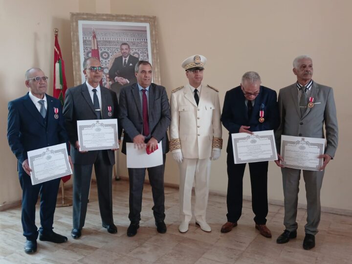 عامل إقليم النواصر يترأس مراسيم تحية العلم و يوشح عددا من أطر التربية الوطنية المحالين على التقاعد اعترافا بعطائهم المهني