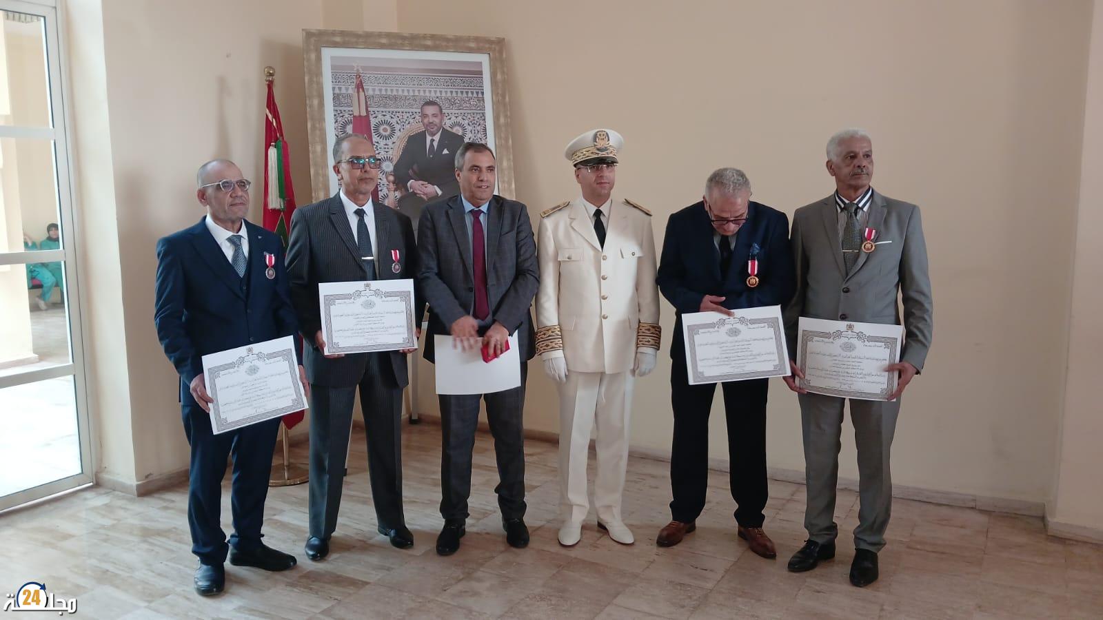 عامل إقليم النواصر يترأس مراسيم تحية العلم و يوشح عددا من أطر التربية الوطنية المحالين على التقاعد اعترافا بعطائهم المهني