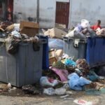الدار البيضاء تواجه تراكم النفايات خلال المرحلة الإنتقالية لشركات النظافة