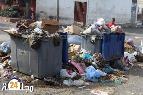 الدار البيضاء تواجه تراكم النفايات خلال المرحلة الإنتقالية لشركات النظافة