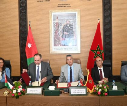 المغرب والأردن يعززان تعاونهما الثنائي بتوقيع اتفاقية قضائية لتسليم المبحوث عنهم