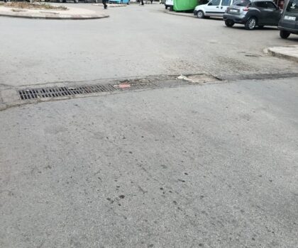 زنقة الذهبية بقلب سطات: بالوعات مهترئة وحفر عميقة تحاصر سلامة المارة وتستنفر مستعملي الطريق