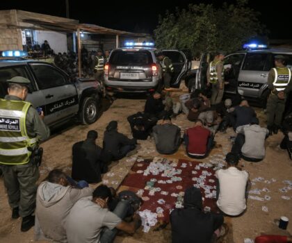 عاجل.. الدرك الملكي بأولاد فرج يداهم وكراً للقمار ويوقف حوالي 20 شخصاً