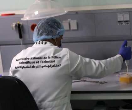 مختبر الشرطة العلمية والتقنية يتوج بشهادة الاعتماد الدولي لمعايير الجودة في جميع تخصصاته