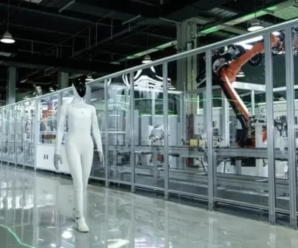 إكس بينغ الصينية تبدأ إنتاج روبوتها البشري Iron وتتحدى تسلا