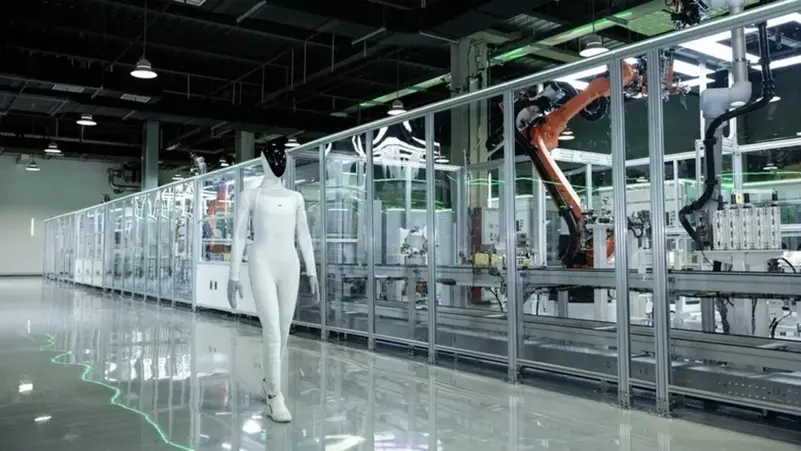 إكس بينغ الصينية تبدأ إنتاج روبوتها البشري Iron وتتحدى تسلا